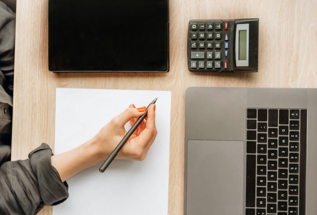 Mano de una mujer definiendo un presupuesto de Integra Estudio de interiorismo