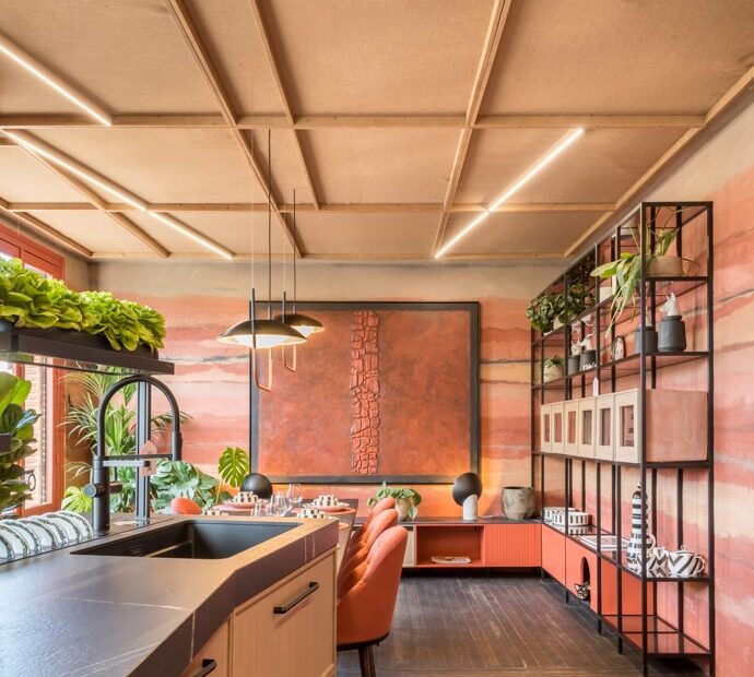 Cocina moderna de Delta Cocinas. Tonos anaranjados y de madera. Estilo industrial, moderno y acogedor. Integra Estudio de interiorismo.