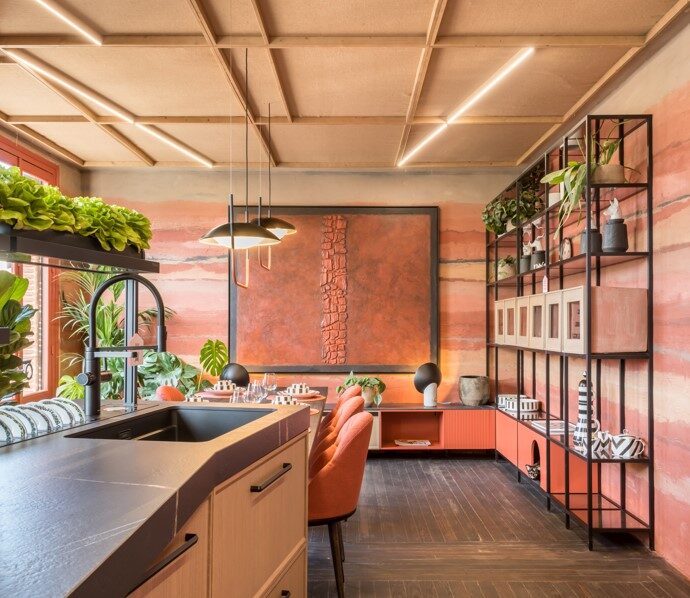 Cocina moderna de Delta Cocinas. Tonos anaranjados y de madera. Estilo industrial, moderno y acogedor. Integra Estudio de interiorismo.