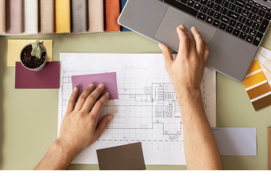 Manos de una persona escogiendo materiales y diseñando un proyecto de interiorismo.