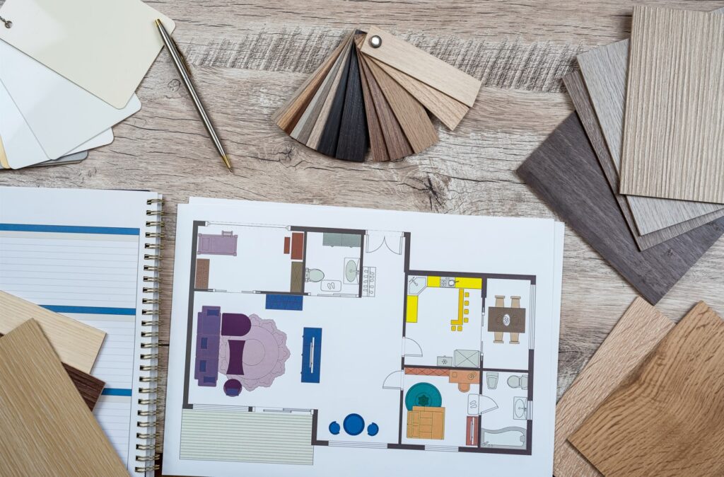 plano de una vivienda y muestras de materiales de interiorismo