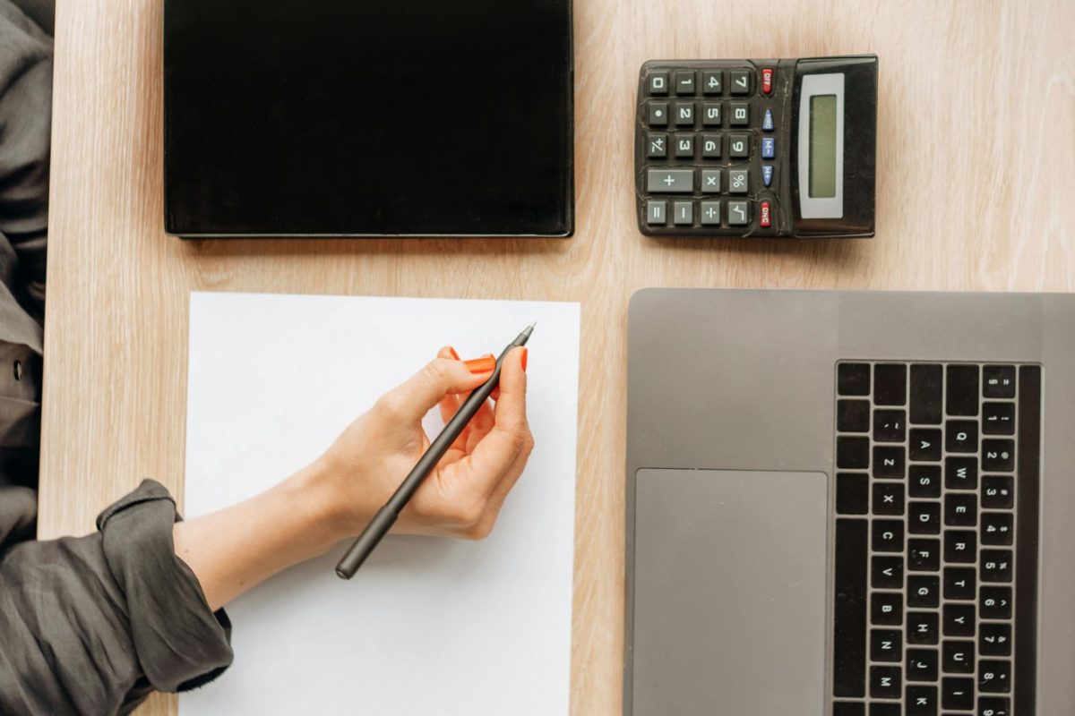 Mano de una mujer definiendo un presupuesto de Integra Estudio de interiorismo
