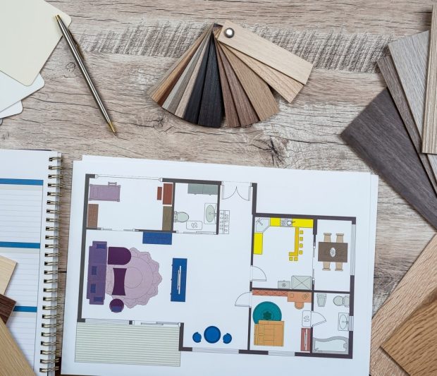 plano de una vivienda y muestras de materiales de interiorismo