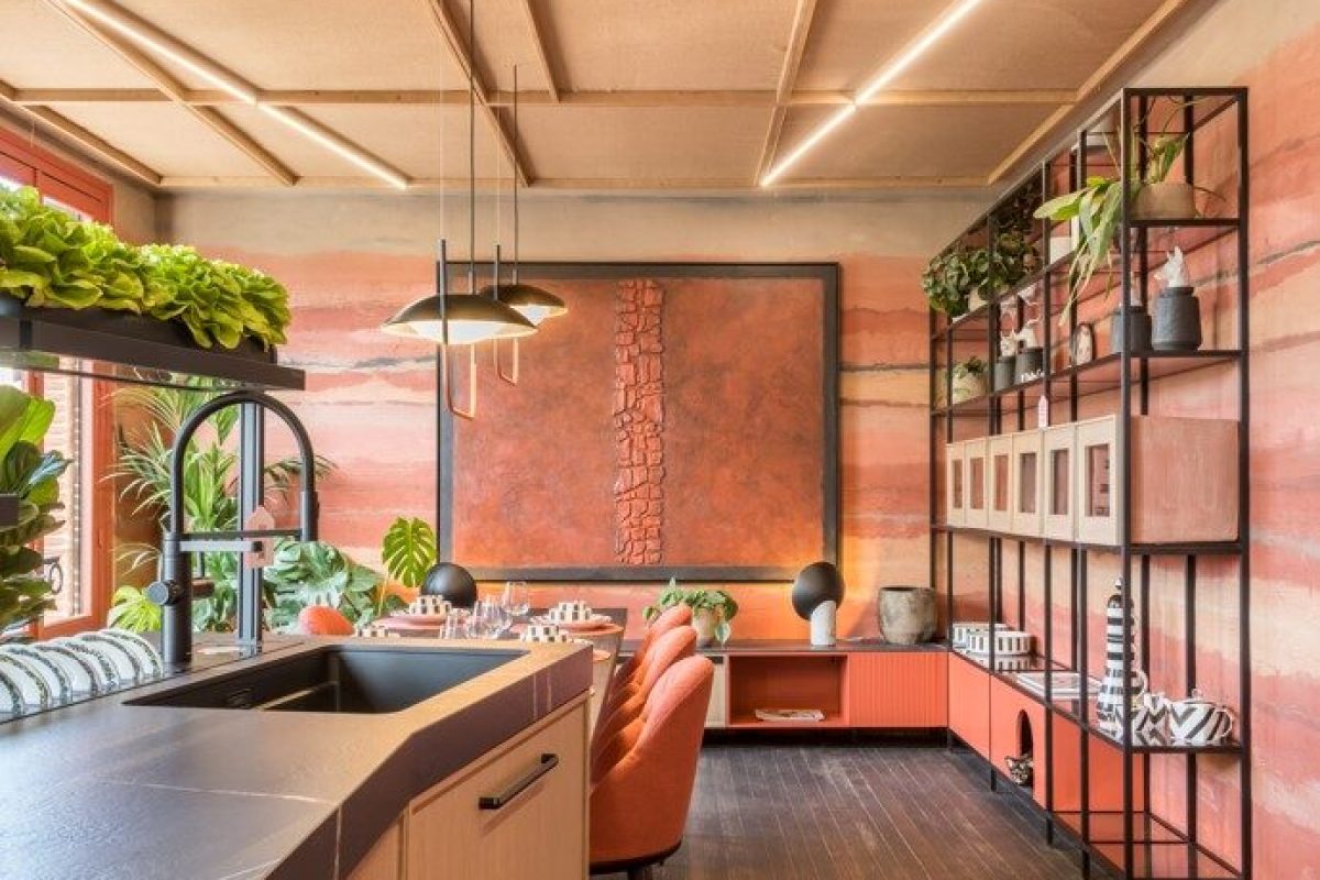 Cocina moderna de Delta Cocinas. Tonos anaranjados y de madera. Estilo industrial, moderno y acogedor. Integra Estudio de interiorismo.